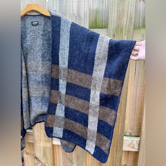 Varma Iceland Wool Plaid Poncho/Shawl - Picture 2 of 7